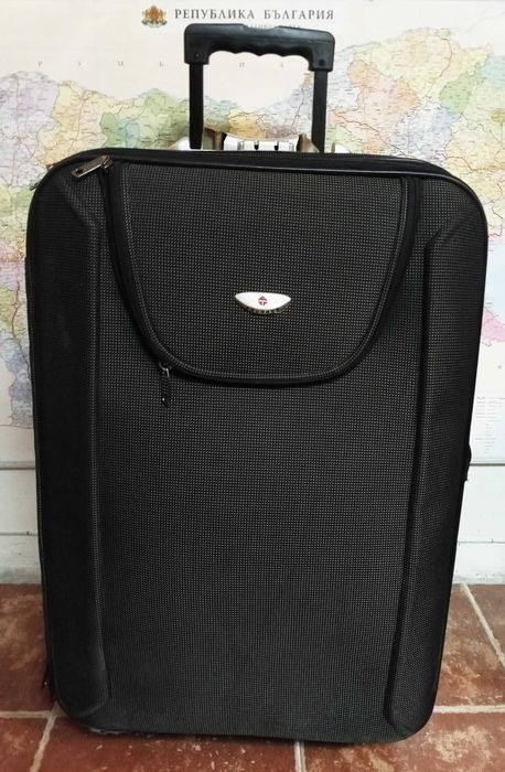 Куфар голям с дръжка на колела