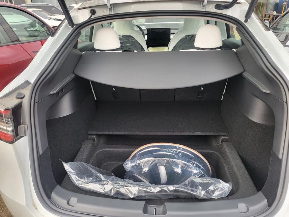 Tesla model Y sotadi.