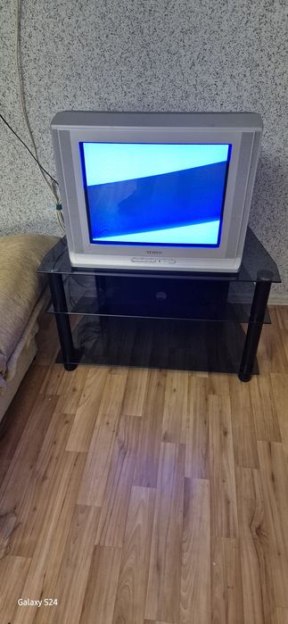 Срочно продам тв с подставкой