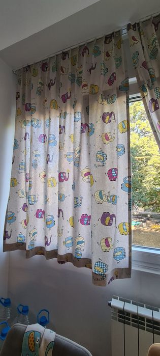 Къси плътни  пердета и дълги завеси с тънко перде