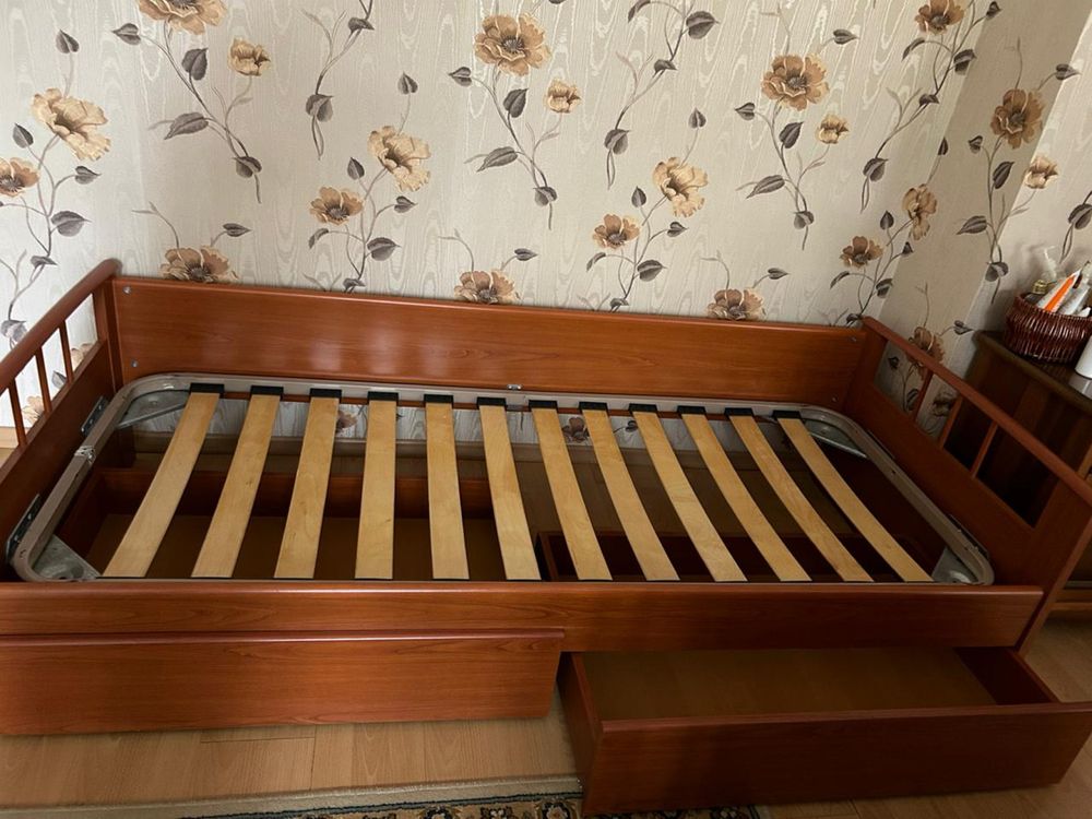 Кровать с матрасом