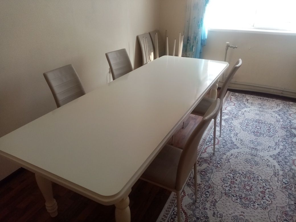 Белый стол и 10 стульев