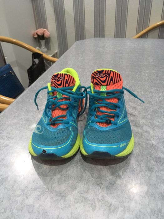 Vand Asics 40,5 pentru alergare