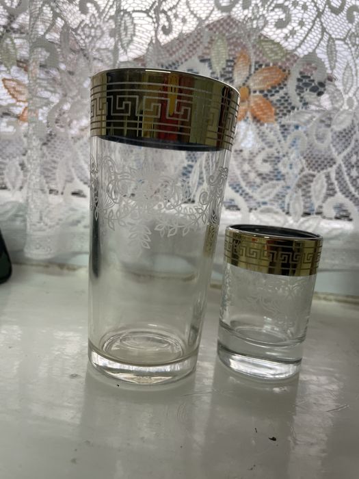 Посуда: тарелки, ложки,чайники,сахарницы и т.д.