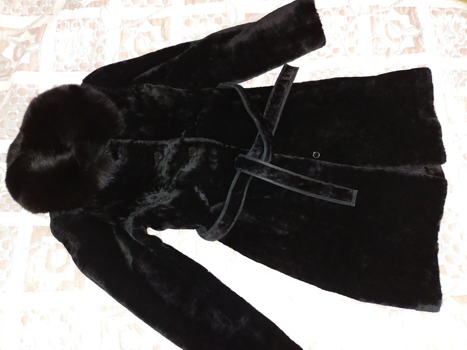 Продам шубу.
Можете у себя пожалуйста выложить.

Продам МУТОНОВУЮ шуб