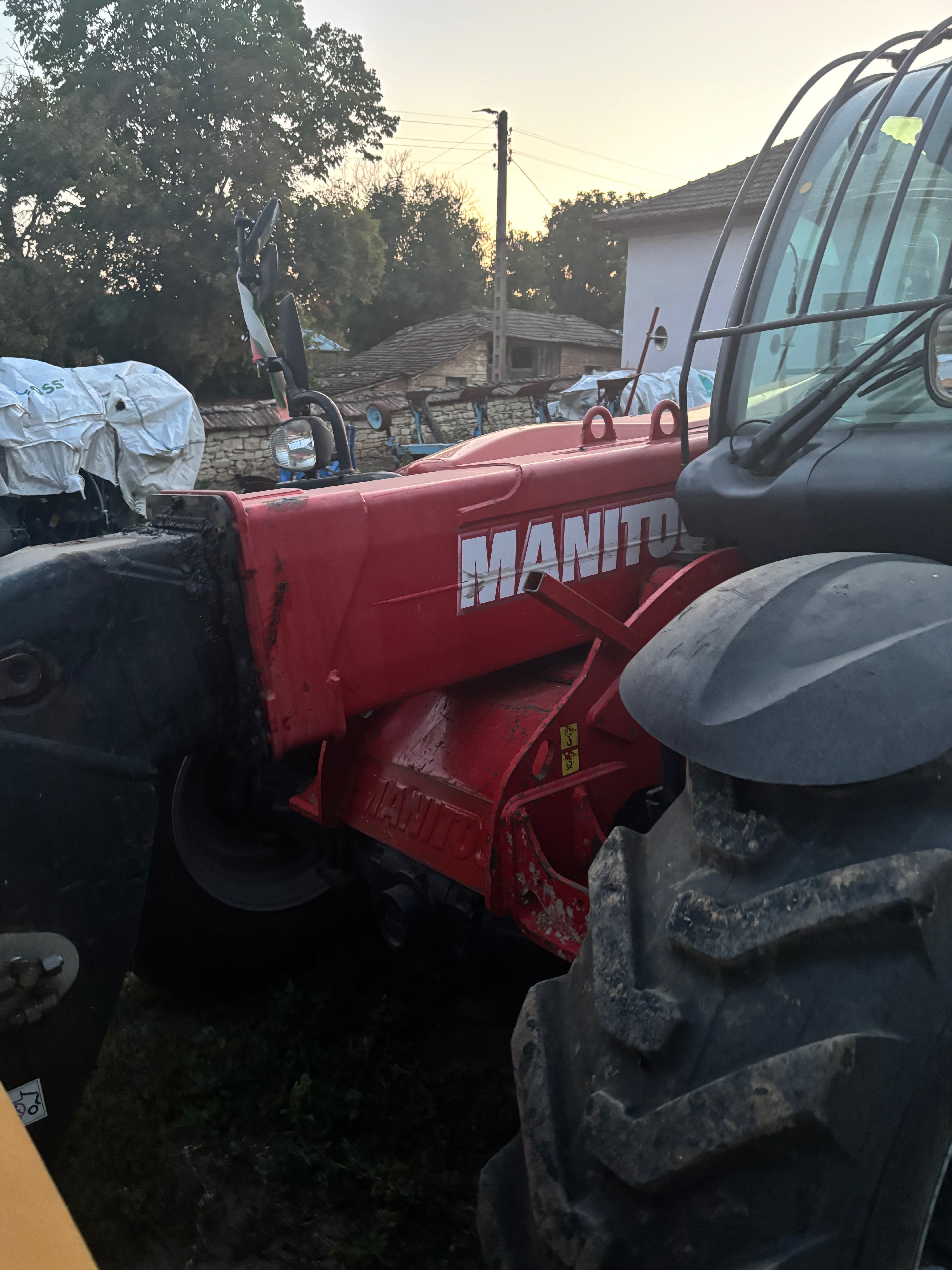 Телескопичен товарач Manitou 835 MT