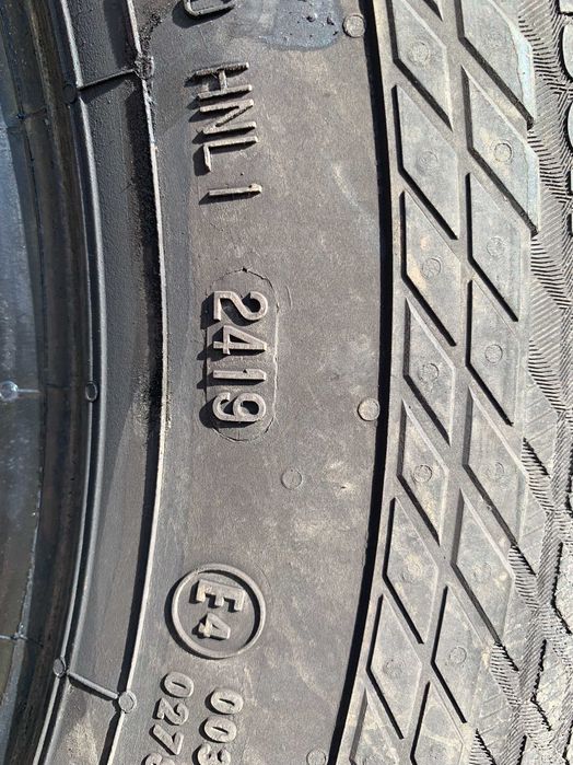 2 бусови гуми 235/65R16C Continental Van Contact 4Season