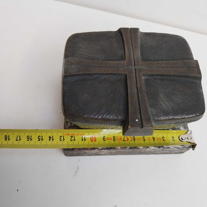 НАЙ ДОБРАТА ОФЕРТА Стар немски съд за светена вода , метал и мрамор