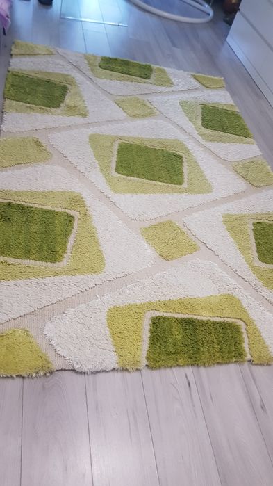 Vand covor persan cu fir scurt, in stare buna. Dimensiuni 240cm/160.