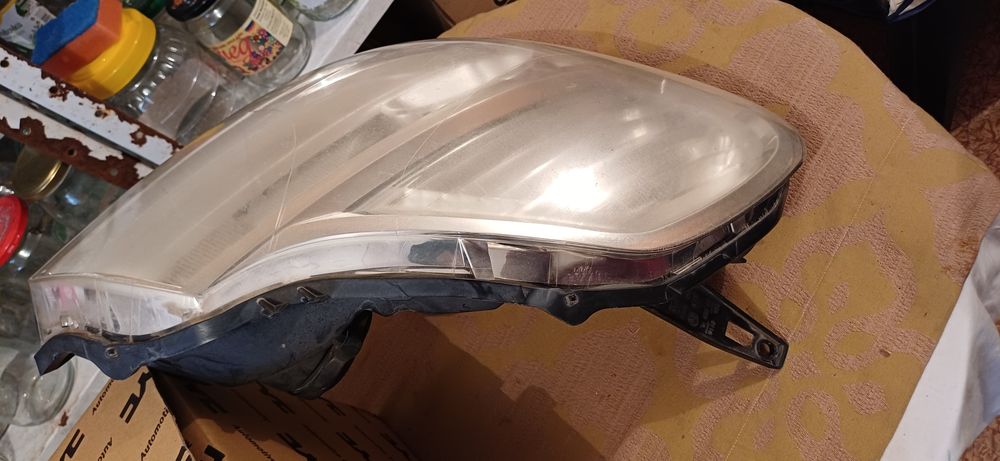 Продавам десен оригинален фар за Рено Модус.