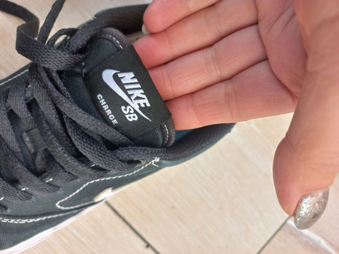 Платненки NIKE, оригинални, черни с бяла подметка, текстилни.