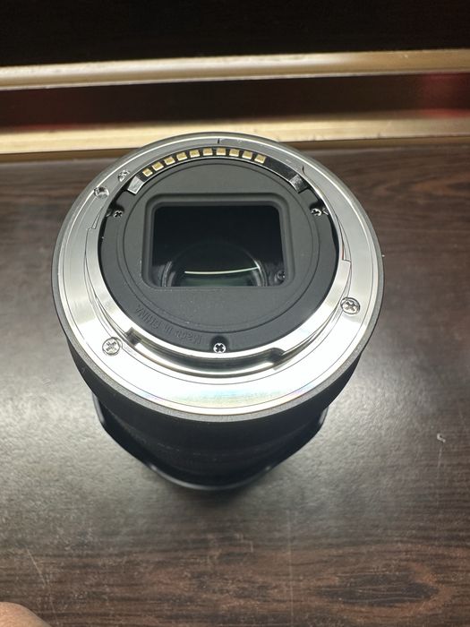 Sony E 18-135mm f / 3.5-5.6 OSS