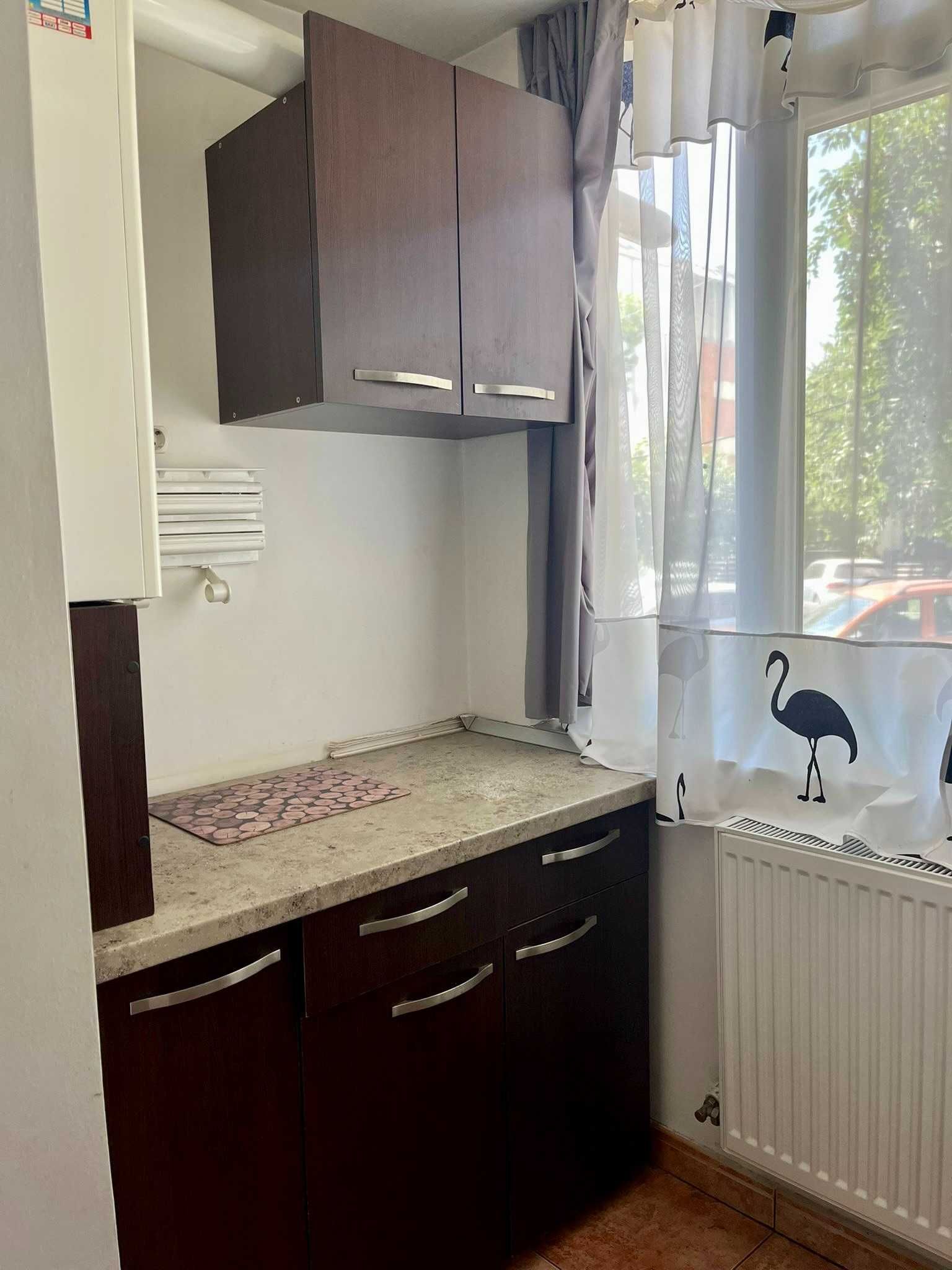 Închiriez apartament 2 camere decomandat – parter – Capsa
