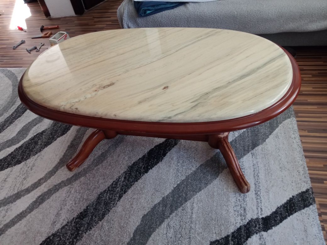 Masa din lemn cu placa din marmura
