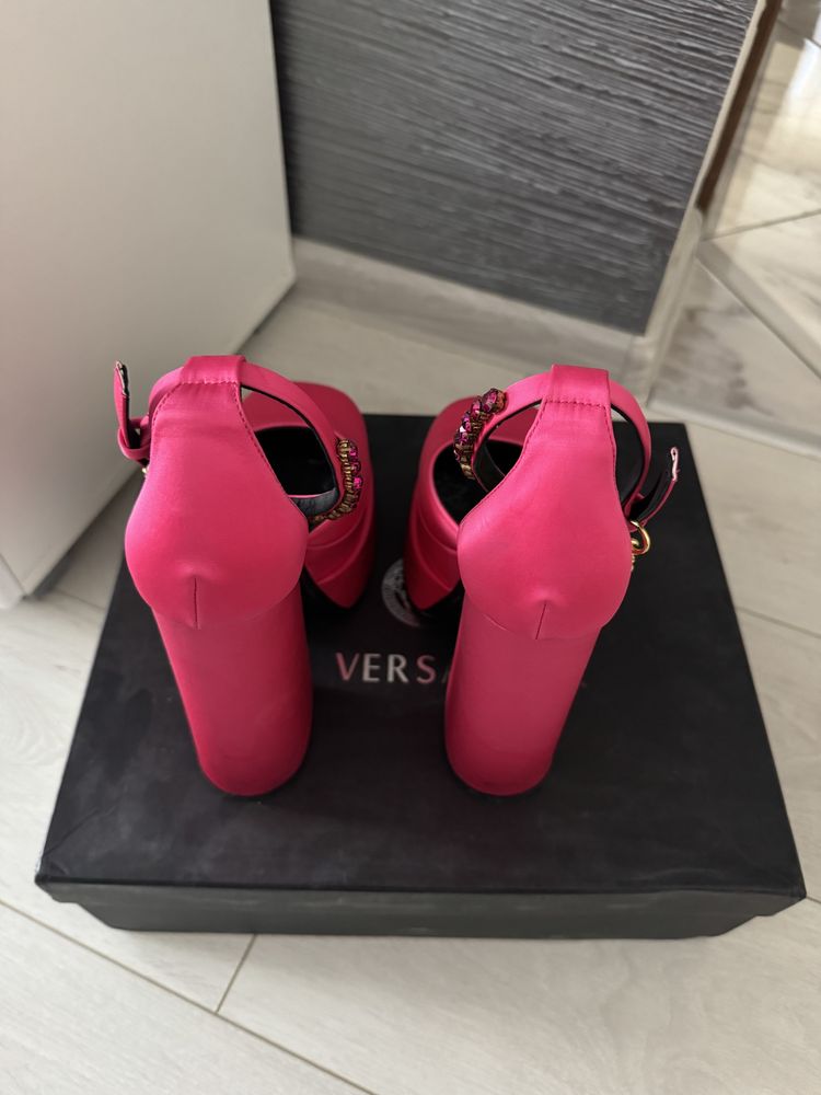 Обувки на висок ток Versace