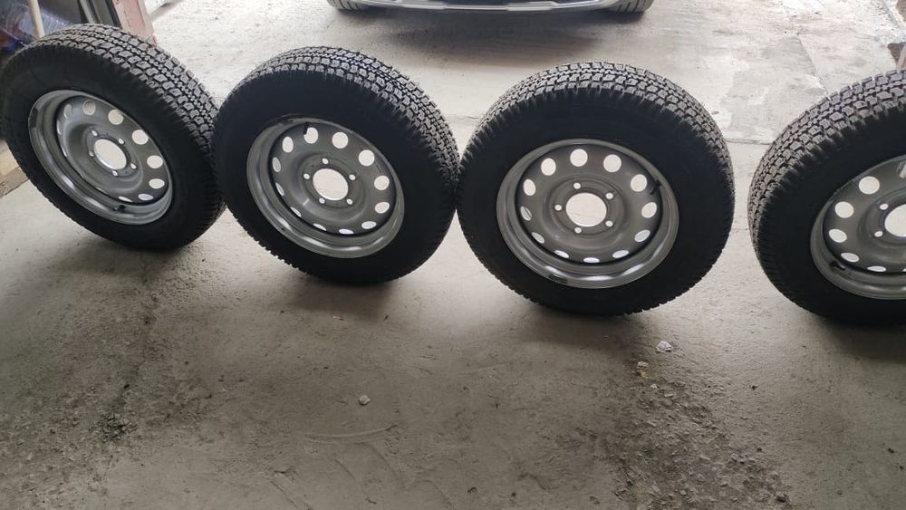 Продам шипованные шины с диском
