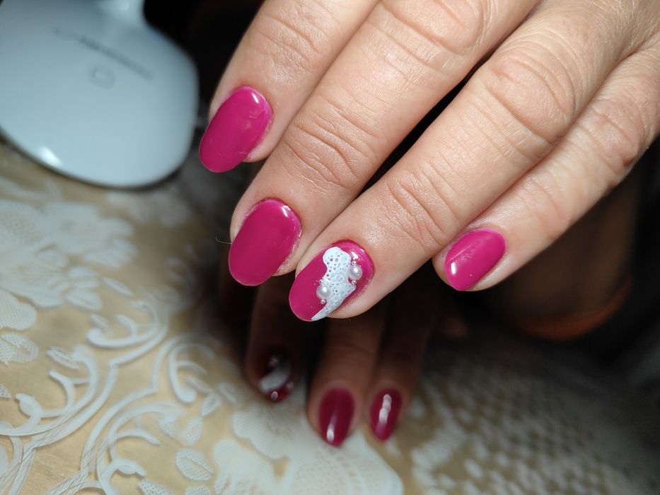 Ofer servicii de manichiura cu gel