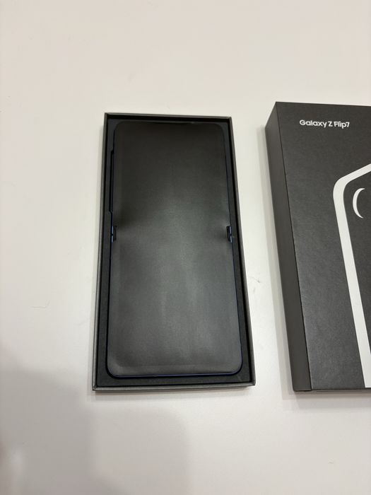 Samsung Z Flip 7 256GB ЧИСТО НОВ !