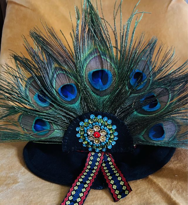 Pălărie cu model traditional cu pene de păun- model petru copii