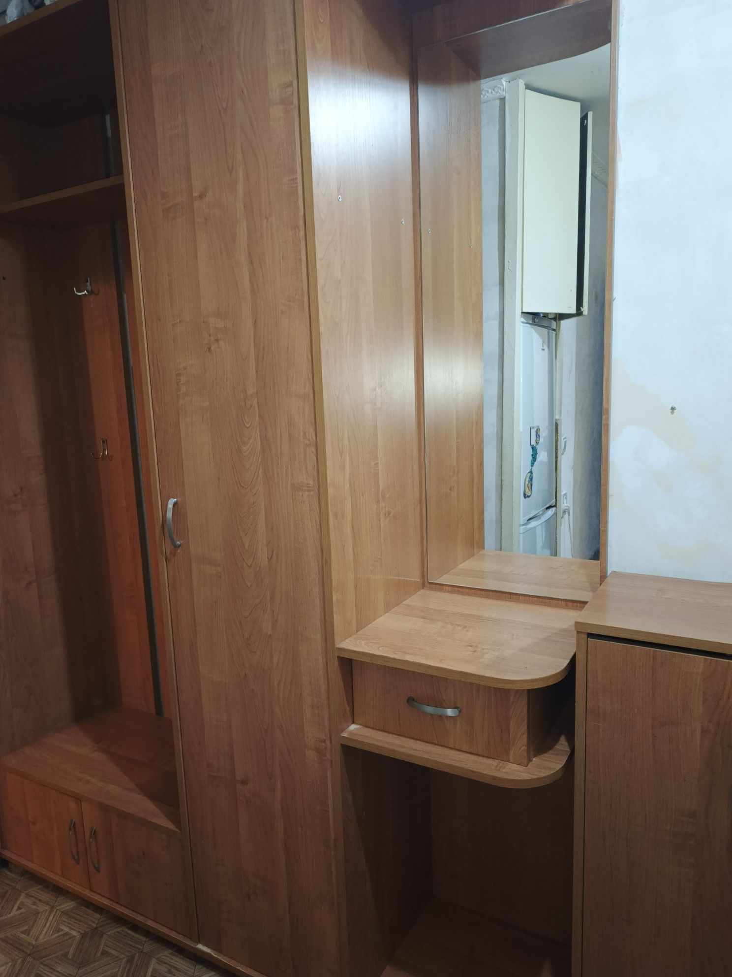 Продам прихожую 2.4 м.