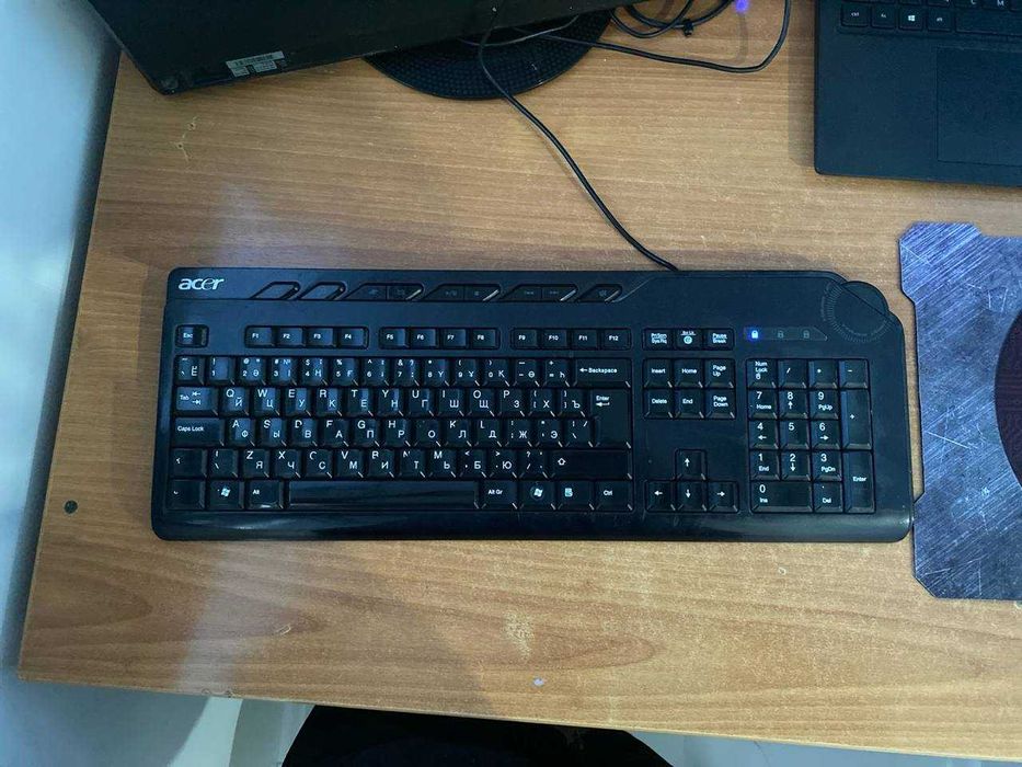Рабочая клавиатура Acer с дополнительным кнопками