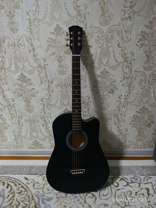 Gitara akustik holati ideal