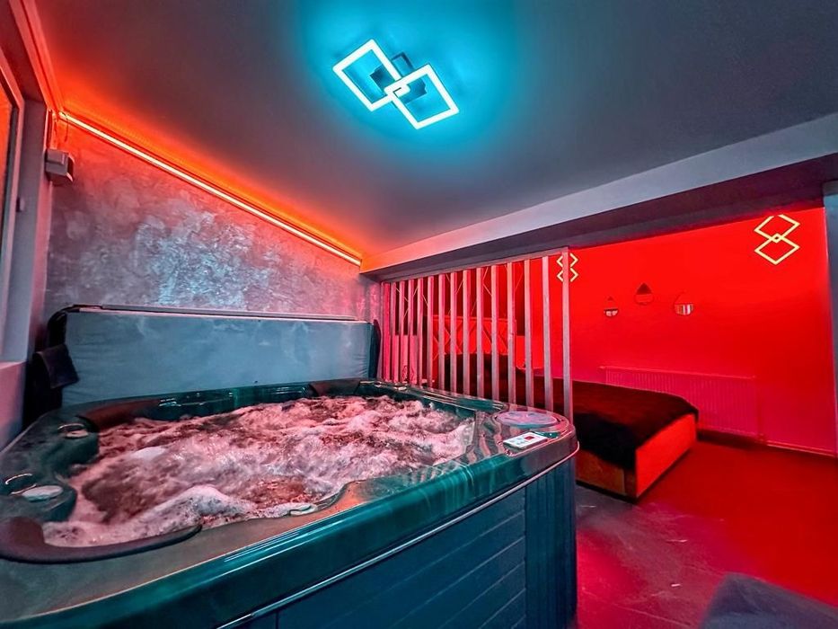 Escapada cu Jacuzzi Privat,Lumini Led și Vin, Pachet Cazare Spa Privat
