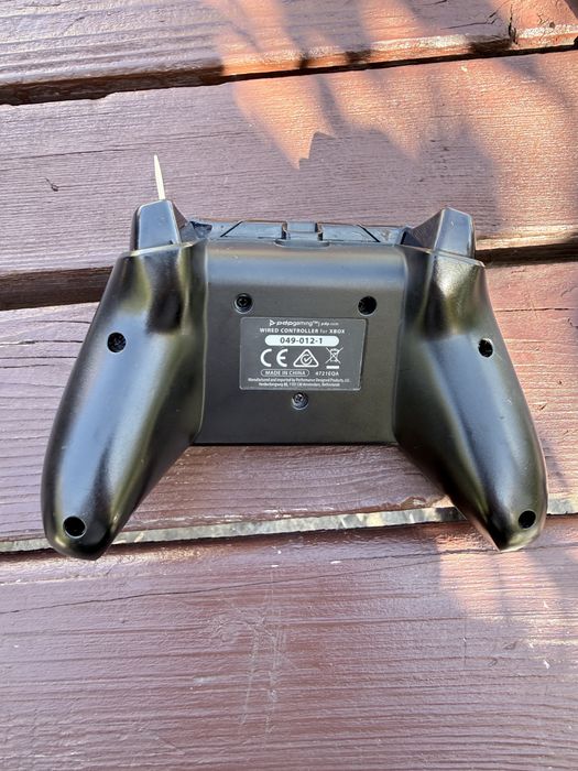 Xbox One контролер и две игри
