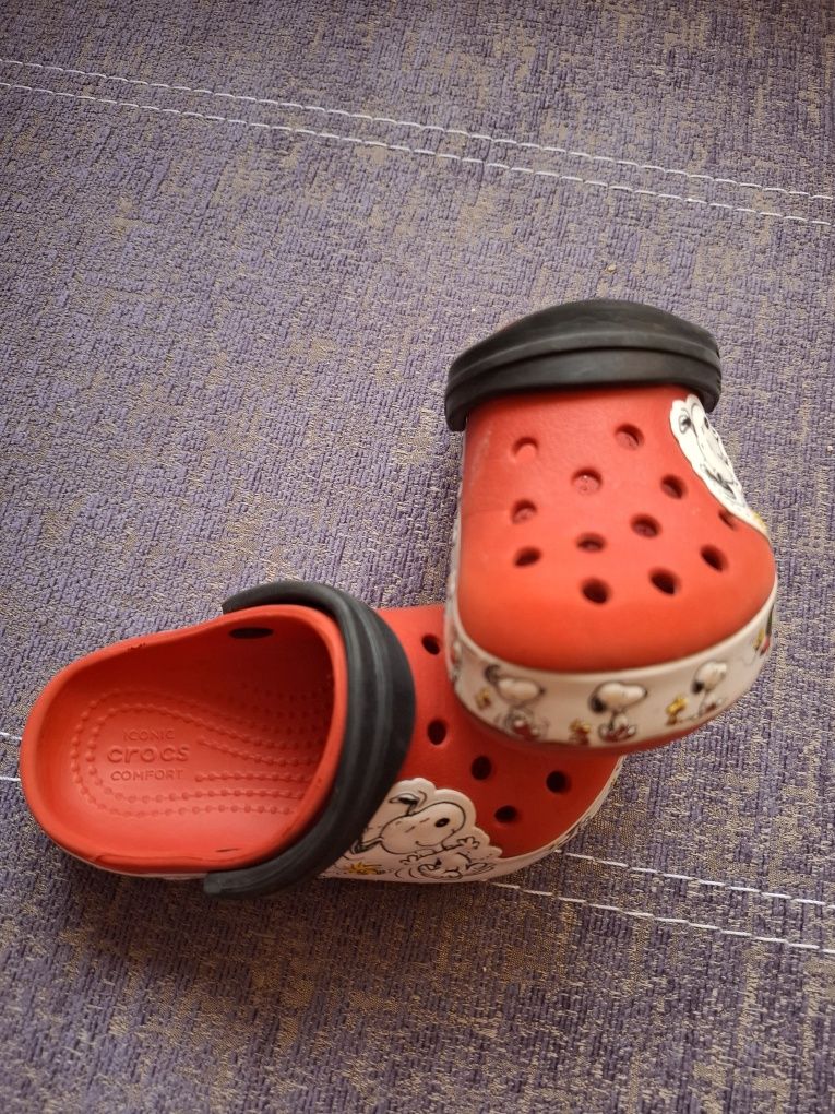 Crocs C8 model Snoopy