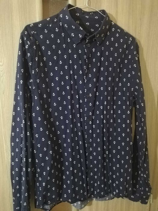 Vând 2 cămăși bărbătești, mărime M, pe bleumarin, ocazie
