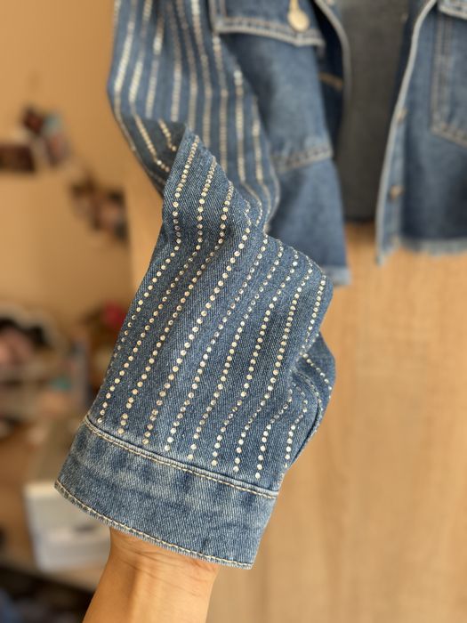 Дънково яке късо с камъчета, черно кожено яке с бели елементи