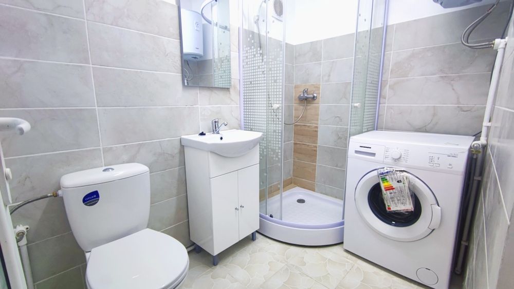 Închiriez garsonieră in zona pod renovată nouă !!