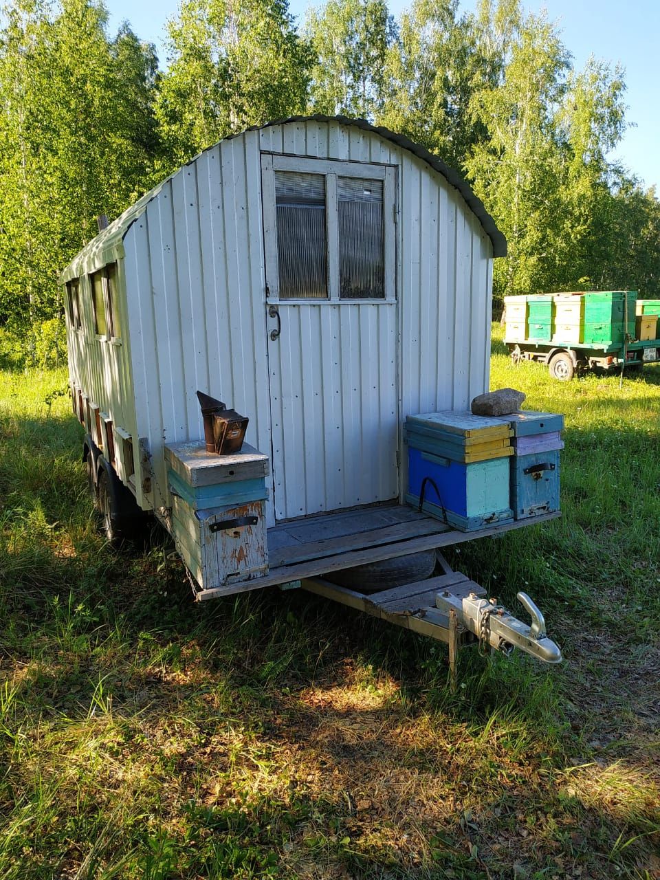 прицеп легковой, двухосный (пасека на колёсах).