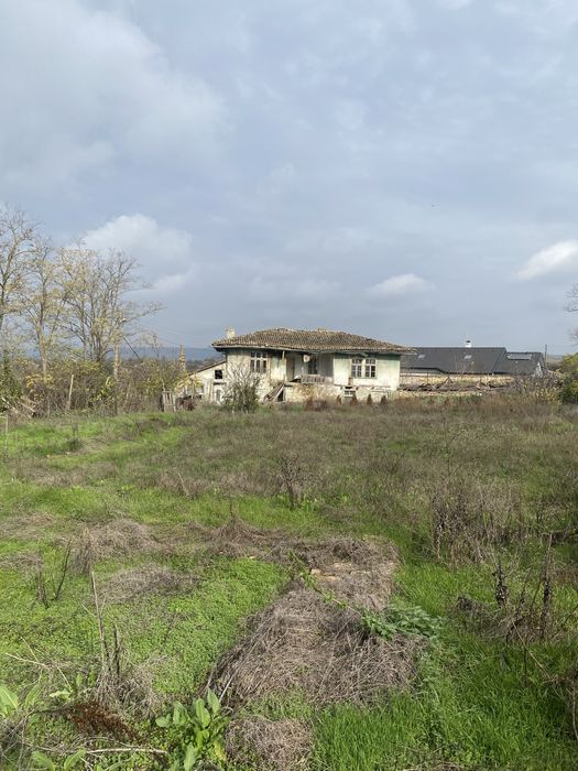 Къща  в с. Чернево / Варненско / с каменни стени , за ремонт 900 кв.м.