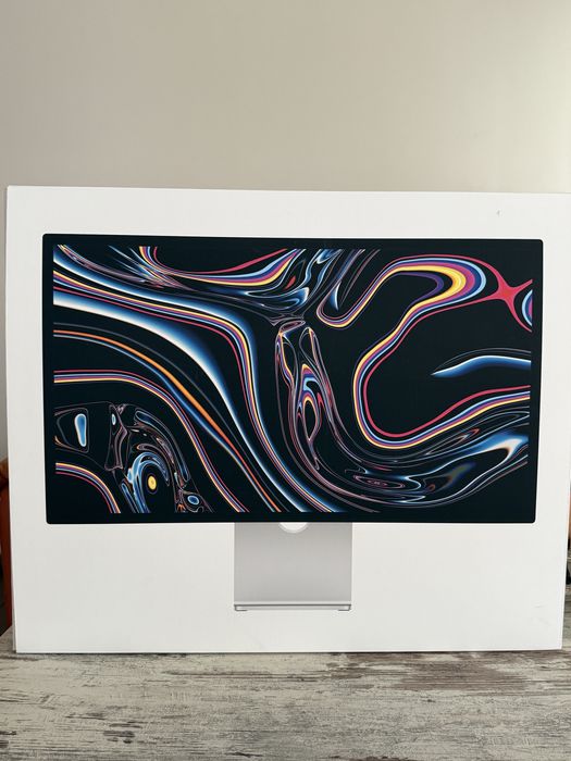 Studio Display Apple Pret 6500 lei