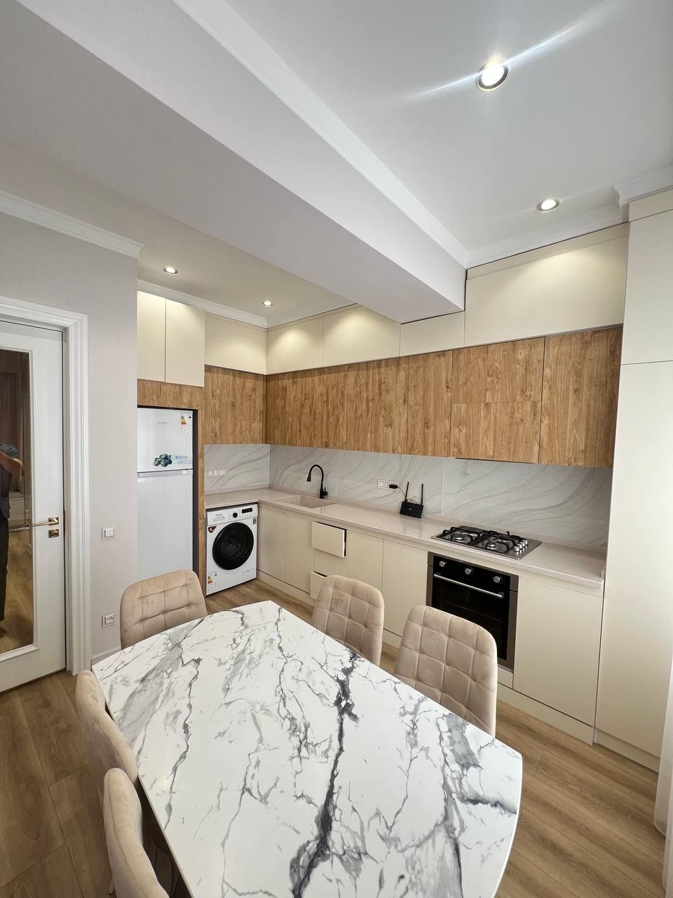 М.Горький/Буюк Ипак Йули метро , Новостройка  2ком.61м² с обстановкой!