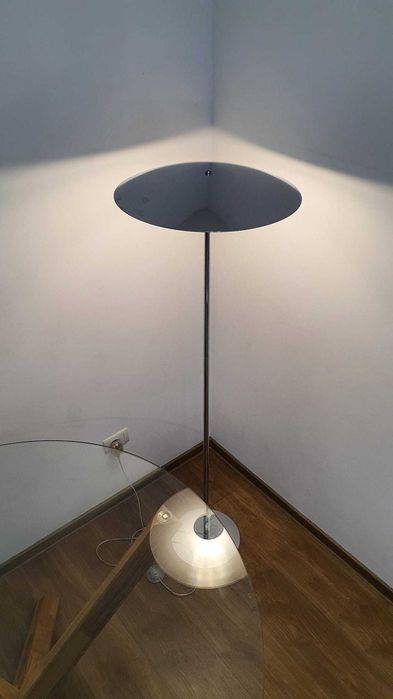 Vând lampadar, lampă de podea verticală 150 cm.