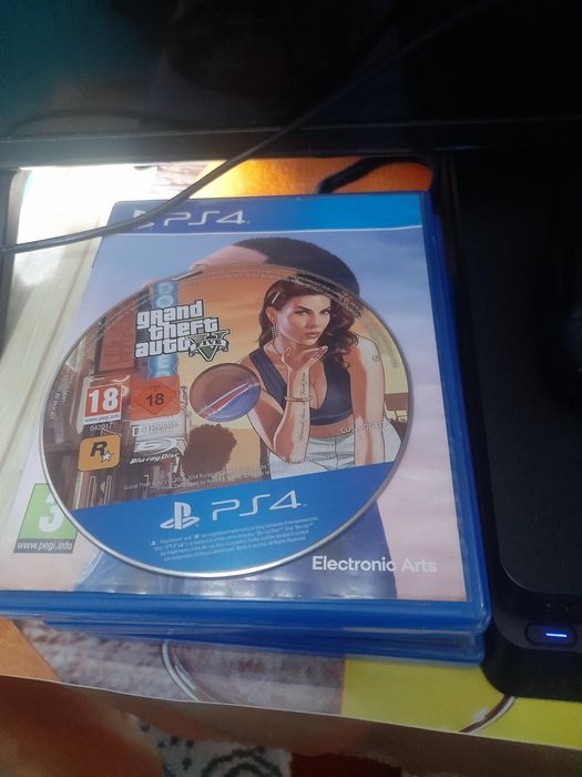 Vând PS4  în stare foarte bună!!!