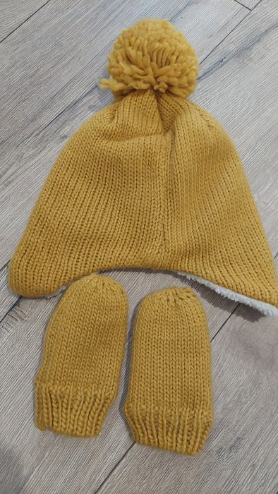 Caciula și mănuși- mărimea 24/36 luni