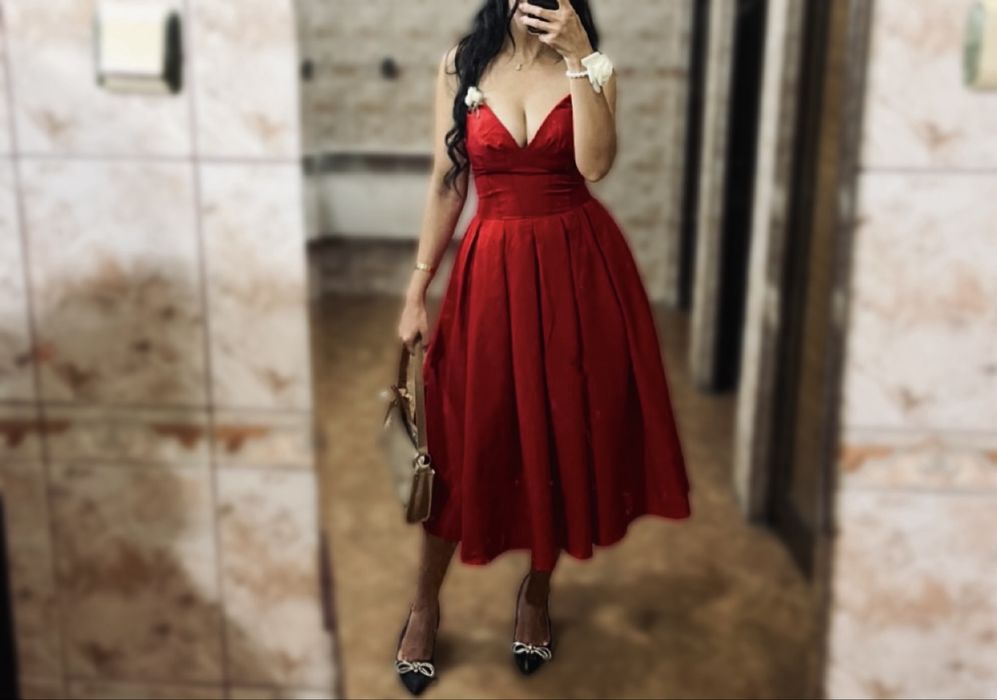 Червена рокля XS (става и за S), с дълбоко деколте и регулируем гръб