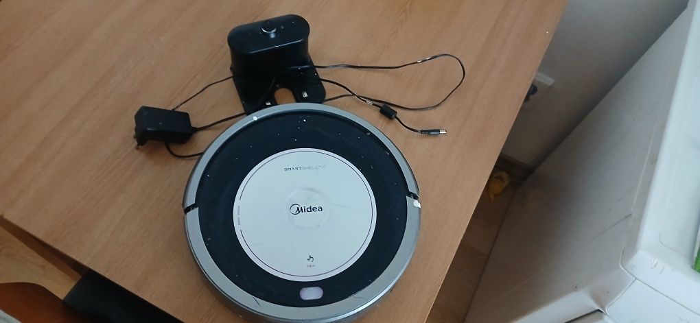 Продавам прахосмукачка Midea робот