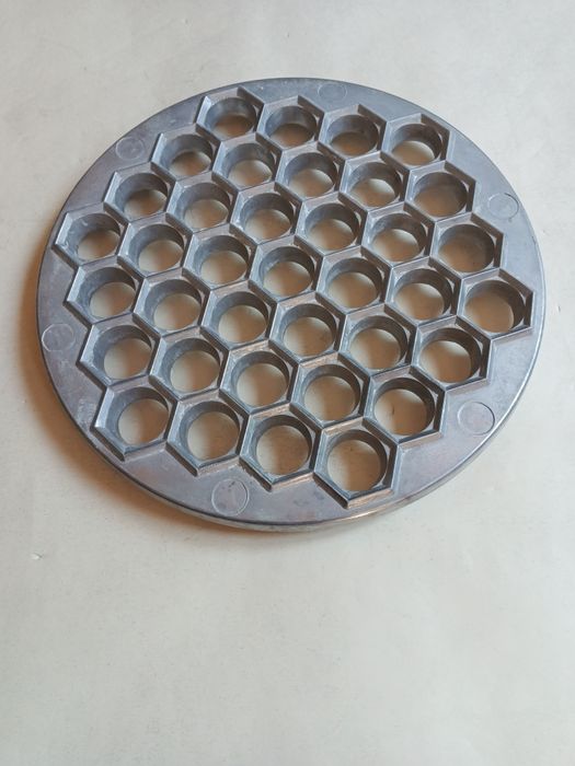 Форма для пельменей.