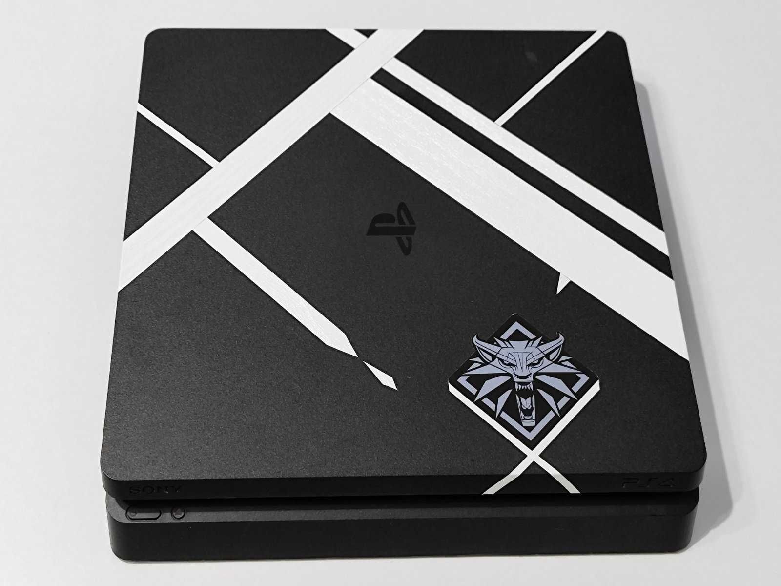 PlayStation 4 Slim с два джойстика и докинг станция