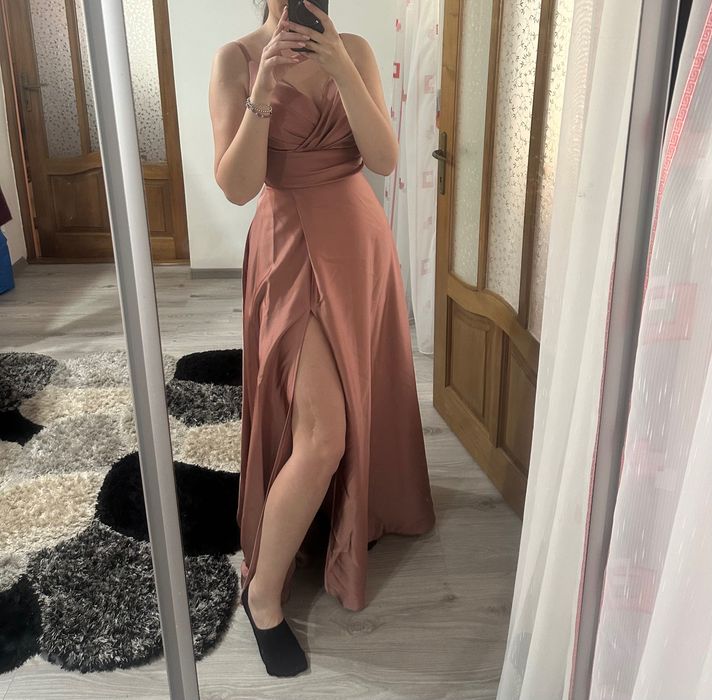 Vând rochie lungă roz plămâniu, mărimea 36-38