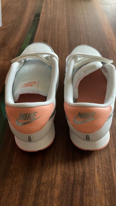 Nike - Спортни обувки Valiant с велкро и кожа, Мръснобял / Сребрист, 3