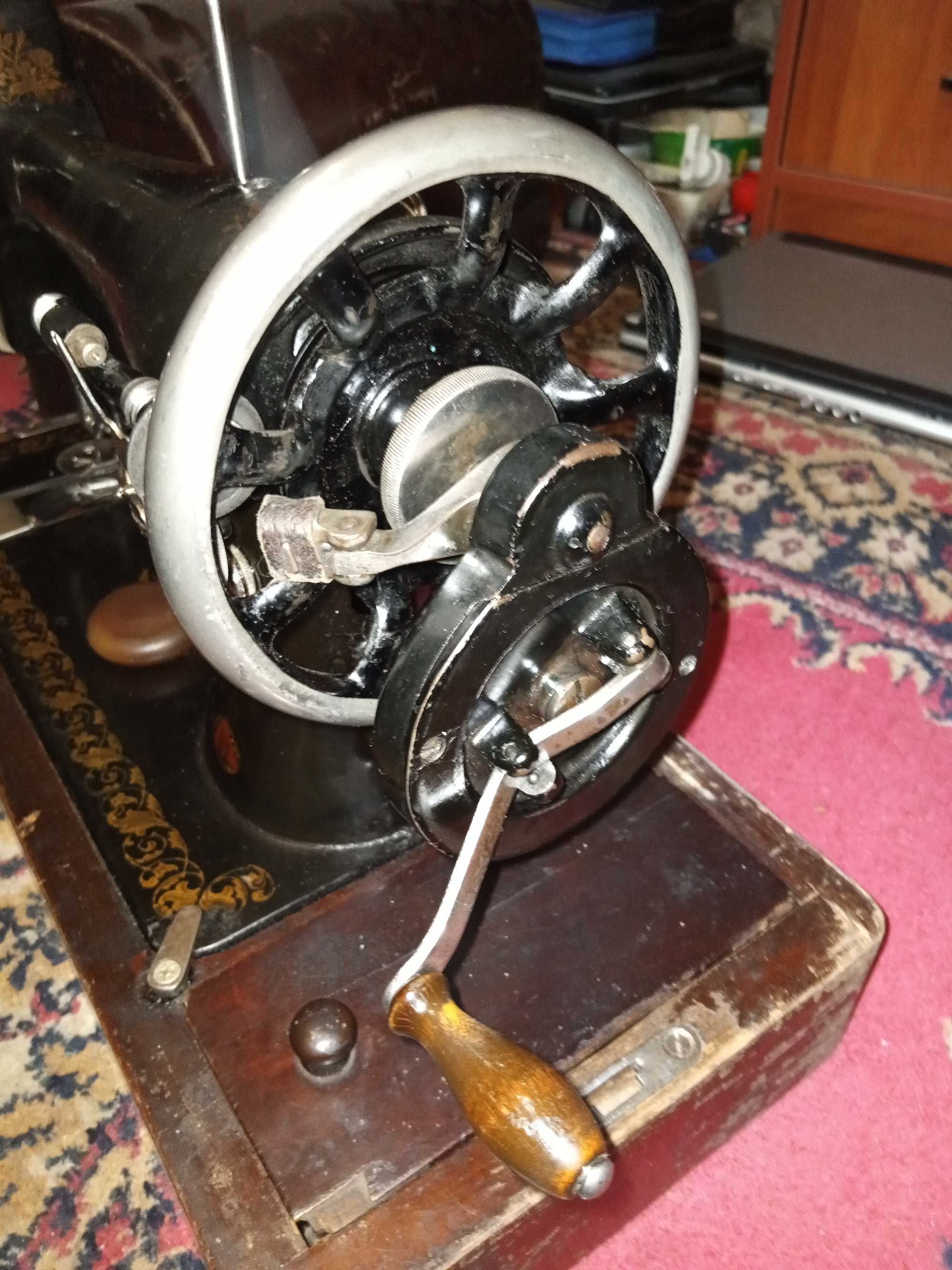 Продам старинную дореволюционную швейную машинку год 1908