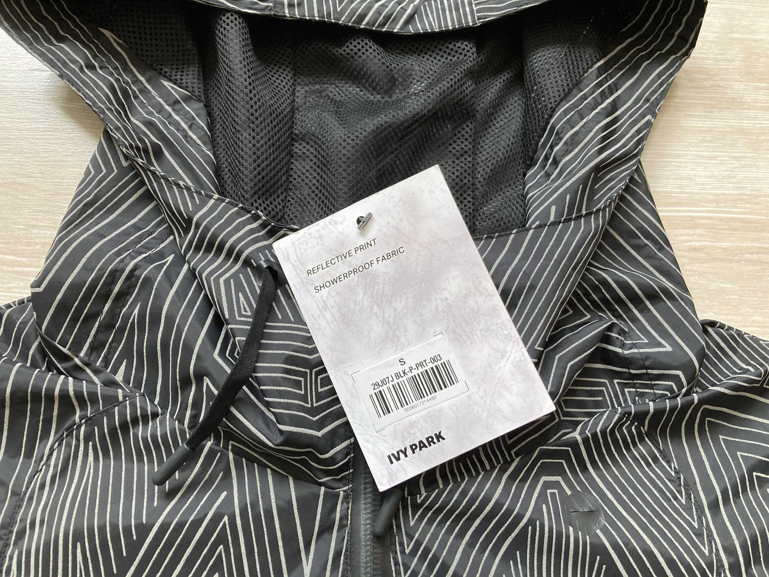 НОВО Ivy Park Reflective Print Showerproof женско елече елек размер S