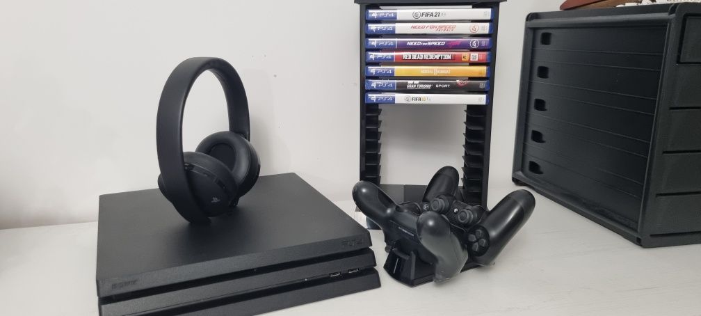 PS4 Pro + 2 controllere + stand incarcare + 7 jocuri + casti Sony