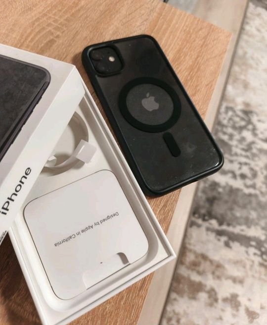 Телефон 11 iPhone рабочий, много чехлов