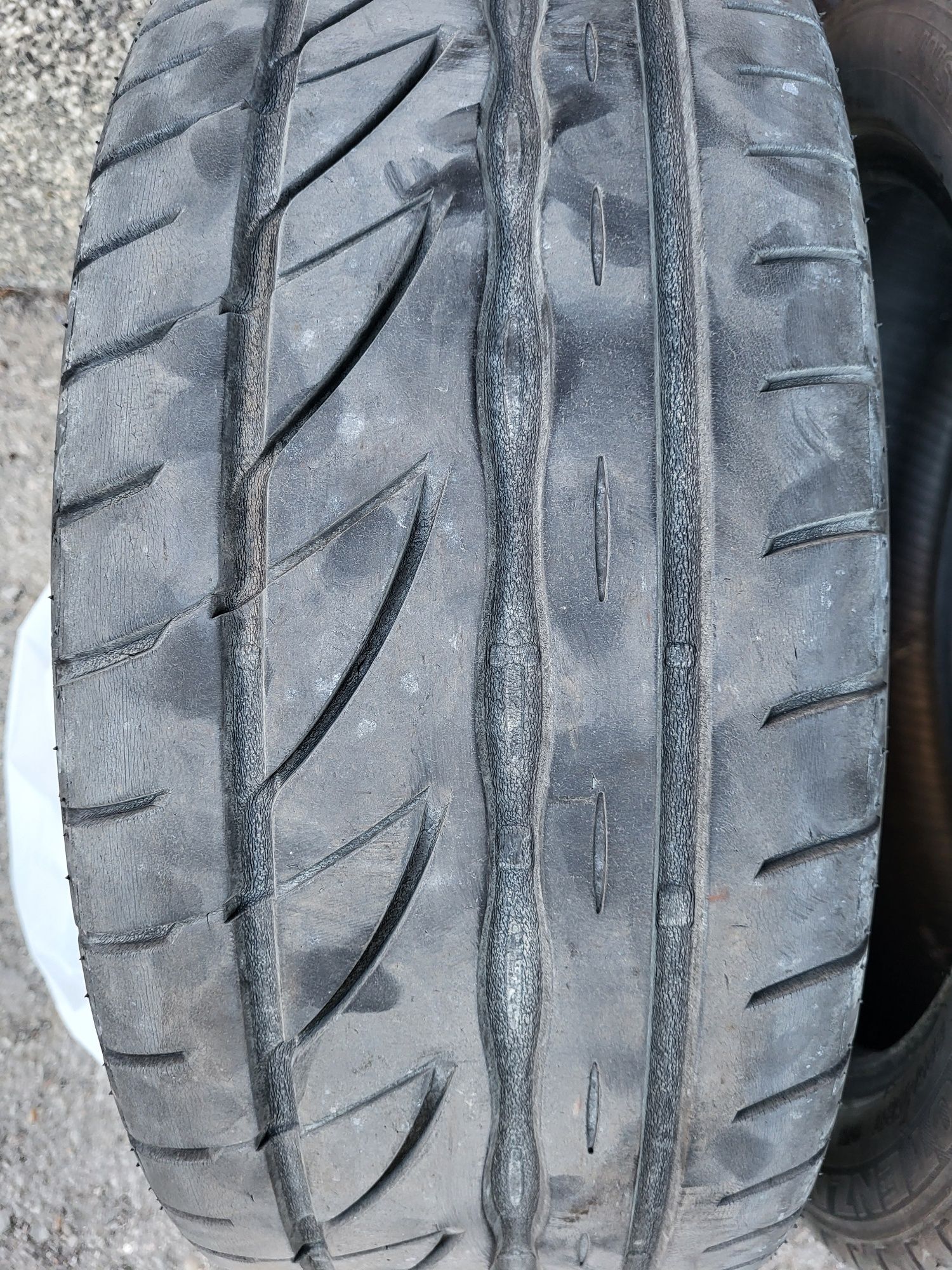 2бр. летни гуми Bridgestone RE002, 225/45/17, DOT 0415